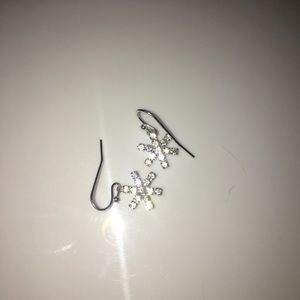 VERY CUTE SILVER SNOWFLAKE EARRINGS